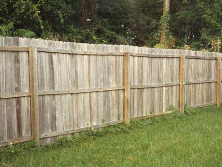 Natural Wood Fencing Before - Patriot SoftWash