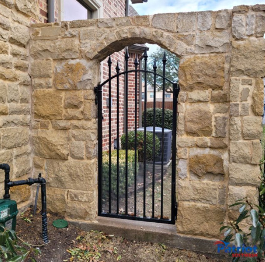 Patriot Softwash Stone Gates After - Patriot SoftWash